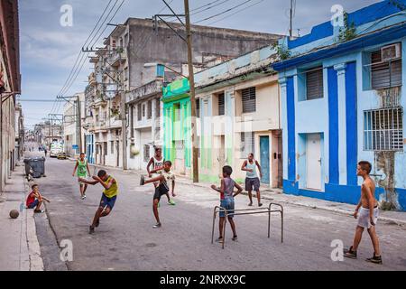 Fußball-Spieler in San Martin Straße, Centro Habana District, La Habana, Kuba Stockfoto