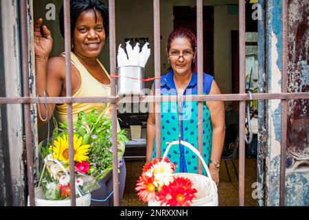 Frauen verkaufen Blumen und Kerzen für Afro-kubanische Religion Riten, Centro Habana Bezirk, La Habana, Kuba Stockfoto