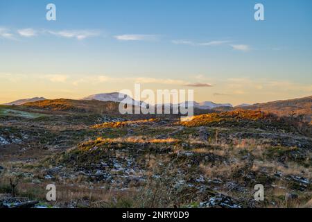 Blick auf die Hügel des Tals von Ffestiniog snowdonia von der Landstraße in der Nähe von Gellilydan, Blaenau Ffestiniog an einem späten Winternachmittag. Stockfoto