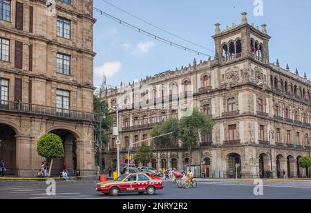 Regierung Gebäude von Mexiko-Stadt am linken und alte Rathaus rechts in Plaza De La Constitución, El Zocalo, Zocalo Quadrat, Mexiko-Stadt, Mexiko Stockfoto