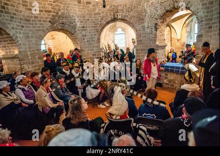 Ein Blick in die kleine Kapelle voller Menschen während der Zeremonie. Die Tradition der falschen Bauernhochzeit während des Karnevals reicht bis ins 16. Jahrhundert zurück, der Adel spielte die Rolle der Bauern und die Bauern waren die Lords. In Nijmegen waren Anja und Theo Wijlemans dieses Jahr das Hochzeitspaar des Bauern. Das Paar versammelte sich in der Valkhof-Kapelle, trug traditionelle Bauernkleidung und war umgeben von Menschen in lebhaften Kostümen. Die Hochzeit des Bauern ist eine der niederländischen Karnevalstraditionen, insbesondere in Limburg, Nordbrabant und Gelderland. Das umgekehrte Ritual war das Stockfoto