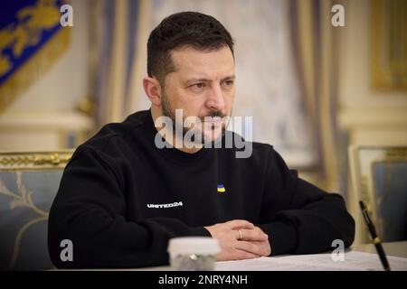 Kiew, Ukraine. 27. Februar 2023. Ukrainischer Präsident Wolodymyr Zelenskyy während eines persönlichen Treffens mit US-Finanzministerin Janet Yellen im Mariinsky-Palast am 27. Februar 2023 in Kiew, Ukraine. Kredit: Pool Photo/Pressestelle Des Ukrainischen Präsidenten/Alamy Live News Stockfoto