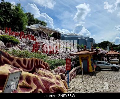 Die künstlich konstruierte Haw Par Villa, die vom immens wohlhabenden, in Myanmar geborenen Geschäftsmann Haw für seinen Bruder Par errichtet wurde, der Tiger Balm als erfolgreichen Schmerzlinderungsbalsam etablierte, der von ihrem Vater erfunden wurde. Von den drei Gärten weltweit befindet sich einer in Singapur und zeigt wichtige Persönlichkeiten aus der Zeit des Conficius und andere. Singapur. Stockfoto