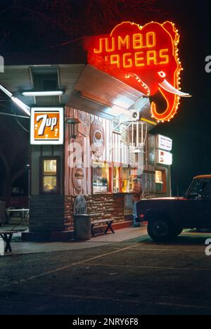 Neonschild eines Elefantenkopfes bei Nacht, der für den Drive-up Burger Jumbo Burgers in Missoula, Montana, wirbt. Stockfoto