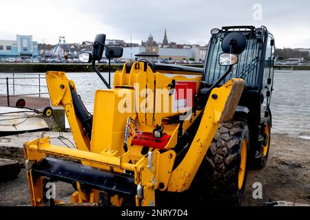 Großes gelbes Fahrzeug für Baumaschinen zum Heben und Ausheben von Anlagen Stockfoto