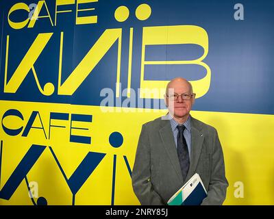 Berlin, Deutschland. 27. Februar 2023. Norbert Lammert, Vorsitzender der Konrad-Adenauer-Stiftung und ehemaliger Präsident des Deutschen Bundestages, steht im "Café Kiew". Das legendäre „Café Moskau“ in Berlin wurde vier Tage lang zum „Café Kiew“ („Café Kyiv“) – Norbert Lammert möchte dies gerne verlängern. (An dpa: 'Lammert: 'Café Moscow' sollte länger als 'Café Kiev' heißen.') Guthaben: Jonathan Penschek/dpa/Alamy Live News Stockfoto