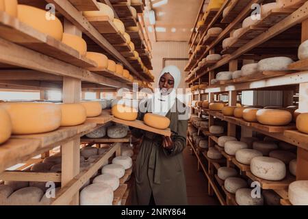 Arabischer Investor in einem Lager der Käseherstellung Stockfoto