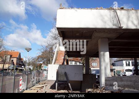Niederlande, Bergen, 26. Februar 2023. Abbruchwohnung, Wohnungen (Bakemaflat) im niederländischen Dorf Bergen. Baustelle mit Treppe, Zaun, Stockfoto