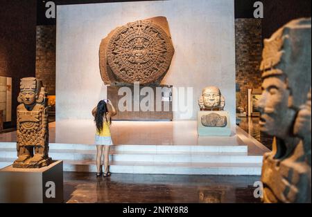 Der Azteken-Stein der Sonne und andere Artefakte auf Anzeige am nationalen Museum für Anthropologie, Mexiko-Stadt, Mexiko Stockfoto