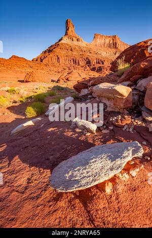 Gestreifte Sandsteinformationen von Cutler entlang des Shafer Trail bei Moab, Utah. Es wird angenommen, dass die weißen Streifen durch organische Einschlüsse in verursacht werden Stockfoto