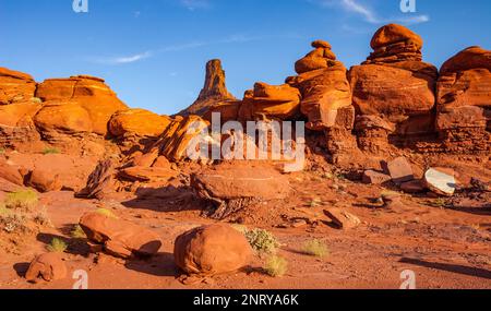 Gestreifte Sandsteinformationen von Cutler entlang des Shafer Trail bei Moab, Utah. Es wird angenommen, dass die weißen Streifen durch organische Einschlüsse in verursacht werden Stockfoto