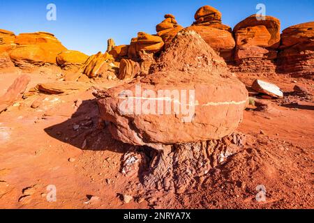 Gestreifte Sandsteinformationen von Cutler entlang des Shafer Trail bei Moab, Utah. Es wird angenommen, dass die weißen Streifen durch organische Einschlüsse in verursacht werden Stockfoto