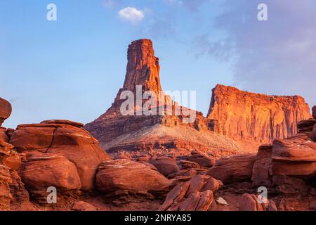 Ein Wingate Sandstone butte mit Cutler Sandstein Felsformationen vor dem Shafer Trail bei Moab, Utah. Stockfoto