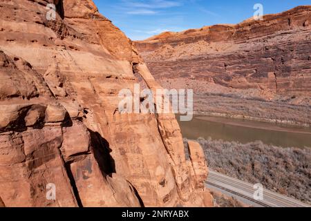 Aus der Vogelperspektive bietet sich der Jug Handle Arch an, ein fast vertikaler Bogen aus Wingate Sandstein am Colorado River bei Moab, Utah. Der Bogen ist auf der Lower Colorado Ri Stockfoto