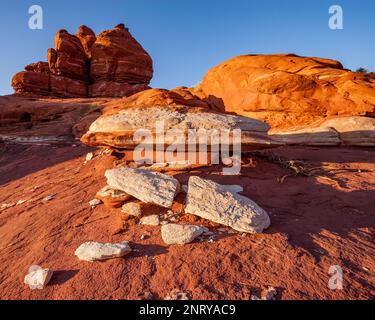 Gestreifte Sandsteinformationen von Cutler entlang des Shafer Trail bei Moab, Utah. Es wird angenommen, dass die weißen Streifen durch organische Einschlüsse in verursacht werden Stockfoto