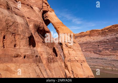 Aus der Vogelperspektive bietet sich der Jug Handle Arch an, ein fast vertikaler Bogen aus Wingate Sandstein am Colorado River bei Moab, Utah. Der Bogen ist auf der Lower Colorado Ri Stockfoto