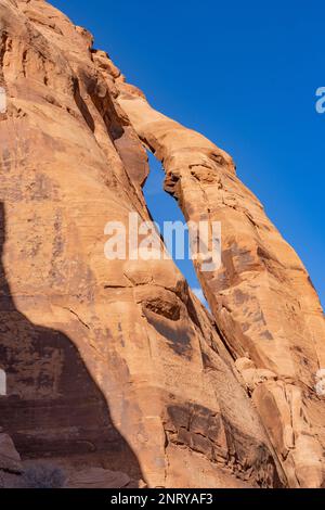 Jug Handle Arch, ein fast vertikaler Bogen aus Wingate Sandstein am Colorado River bei Moab, Utah. Der Bogen befindet sich am Lower Colorado River Scenic Bywa Stockfoto