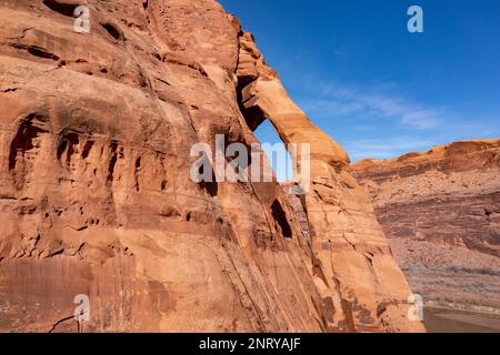 Aus der Vogelperspektive bietet sich der Jug Handle Arch an, ein fast vertikaler Bogen aus Wingate Sandstein am Colorado River bei Moab, Utah. Der Bogen ist auf der Lower Colorado Ri Stockfoto