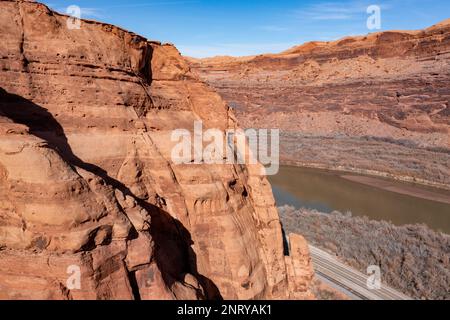 Aus der Vogelperspektive bietet sich der Jug Handle Arch an, ein fast vertikaler Bogen aus Wingate Sandstein am Colorado River bei Moab, Utah. Der Bogen ist auf der Lower Colorado Ri Stockfoto