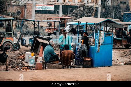 Blick auf eine Teestube am Straßenrand in der Ferne. Dankuni West Bengal Indien 29. Dezember 2022 Stockfoto