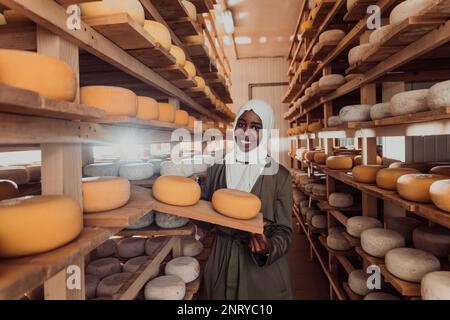 Arabischer Investor in einem Lager der Käseherstellung Stockfoto