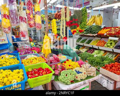 Little India ist eine lebendige kulturelle Enklave mit Tempeln und Moscheen, Straßenkunst und bunt bemalten Kaufhäusern. Entlang der Hauptstraße, der Serangoon Road, befinden sich unaufdringliche Kantinen und angesagte Restaurants neben Geschäften, die Goldschmuck, bunte Seide und frische Blumengirlanden verkaufen. Das nahe gelegene Mustafa Centre heißt Besucher von 24/7 willkommen. Das ethnische Viertel ist während der hinduistischen Feierlichkeiten wie dem Lichterfestival von Deepavali am lebendigsten. Singapur. Stockfoto