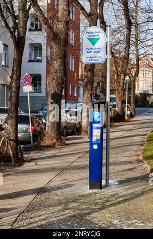 Berlin, Deutschland - 9. Februar 2023: Parkkartenautomat zur Bezahlung eines temporären Parkplatzes. Stockfoto