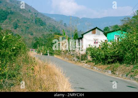Eine Asphaltstraße, die im Hintergrund zum Berg führt. Konzentrieren Sie sich auf den Vordergrund. Stockfoto