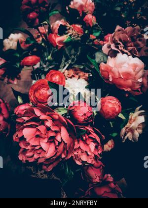 Vintage-Strauß mit wunderschönen Pfingstrosen. Blumendekoration. Blumenhintergrund. Barockstil im alten Stil. Grußkarte mit natürlichen Blumen Stockfoto