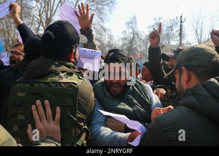 Srinagar Kaschmir, Indien. 25. Februar 2023. Führungspersönlichkeiten und Aktivisten der Volkspartei (PDP) protestieren gegen die Erhebung einer Grundsteuer durch die Regierung.Es ist das erste Mal, dass die Grundsteuer in Jammu und Kaschmir erhoben wird, und die Regierung kündigt die Umsetzung ab dem 1. April dieses Jahres an.25. Februar 2023, Srinagar Kaschmir, Indien. (Kreditbild: © Firdous Nazir/Eyepix via ZUMA Press Wire) NUR REDAKTIONELLE VERWENDUNG! Nicht für den kommerziellen GEBRAUCH! Stockfoto