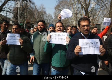 Srinagar Kaschmir, Indien. 25. Februar 2023. Führungspersönlichkeiten und Aktivisten der Volkspartei (PDP) protestieren gegen die Einführung einer Grundsteuer durch die Regierung.Es ist das erste Mal, dass die Grundsteuer in Jammu und Kaschmir erhoben wird, und die Regierung kündigt die Umsetzung ab dem 1. April dieses Jahres an.25. Februar 2023 in Srinagar Kaschmir, Indien. (Kreditbild: © Firdous Nazir/Eyepix via ZUMA Press Wire) NUR REDAKTIONELLE VERWENDUNG! Nicht für den kommerziellen GEBRAUCH! Stockfoto