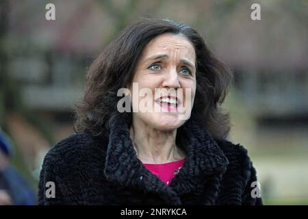 Theresa Villiers sprach vor den Medien über College Green in Westminster, London, nach der Ankündigung, dass die Präsidentin der Europäischen Kommission Ursula von der Leyen und Premierminister Rishi Sunak eine Einigung über das Nordirland-Protokoll erzielt haben. Foto: Montag, 27. Februar 2023. Stockfoto