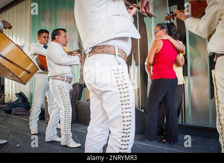 Mariachis singen ein paar, Plaza Garibaldi, Mexico City, Mexiko Stockfoto