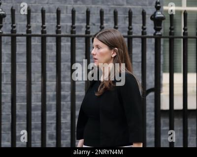 London, Großbritannien. 27. Februar 2023. Michelle Donelan, Staatssekretärin für Wissenschaft, Innovation und Technologie, kommt zur wöchentlichen Kabinettssitzung in der Downing Street Nr. 10 an. Kredit: Uwe Deffner/Alamy Live News Stockfoto