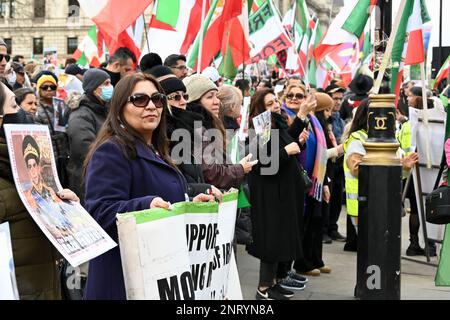 London, Großbritannien. Demonstranten, die Reza Pahlavi gegenüber loyal waren, forderten Irans ehemaliger Kronprinz und führender Oppositionsaktivist bei einer Kundgebung am Parliament Square die Freiheit des Iran. Stockfoto