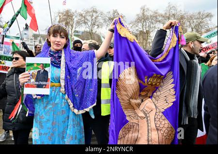 London, Großbritannien. Demonstranten, die Reza Pahlavi gegenüber loyal waren, forderten Irans ehemaliger Kronprinz und führender Oppositionsaktivist bei einer Kundgebung am Parliament Square die Freiheit des Iran. Stockfoto