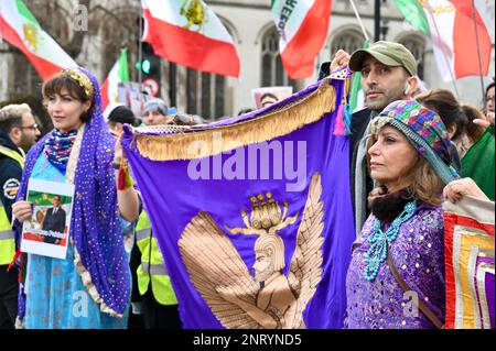 London, Großbritannien. Demonstranten, die Reza Pahlavi gegenüber loyal waren, forderten Irans ehemaliger Kronprinz und führender Oppositionsaktivist bei einer Kundgebung am Parliament Square die Freiheit des Iran. Stockfoto