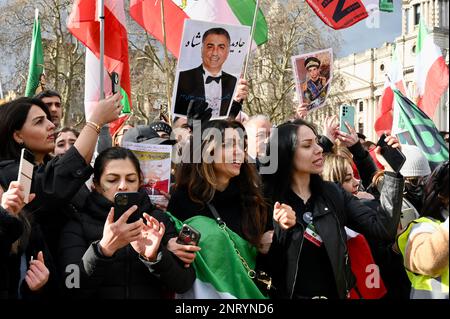 London, Großbritannien. Demonstranten, die Reza Pahlavi gegenüber loyal waren, forderten Irans ehemaliger Kronprinz und führender Oppositionsaktivist bei einer Kundgebung am Parliament Square die Freiheit des Iran. Stockfoto