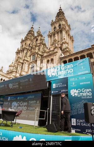 santiago, Spanien, februar 26. 2023. Blick auf das Podium und das Personal vor der Tür der kathedrale von santiago. Kredit: Xan Gasalla / Alamy Live News Stockfoto