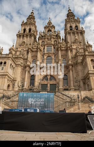 santiago, Spanien, februar 26. 2023. Blick auf das Podium und das Personal vor der Tür der kathedrale von santiago. Kredit: Xan Gasalla / Alamy Live News Stockfoto