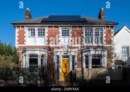 Georgianisches Haus mit Sonnenkollektoren auf dem Dach, England, Großbritannien Stockfoto