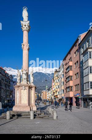 Statue der Jungfrau Maria in der Maria-Theresien-Straße im Zentrum von Innsbruck, Österreich Stockfoto