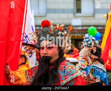 Paris, Frankreich-Februar 25,2018: Umweltporträt eines Mannes, der sich als traditionelle Figur auf einem Festwagen während des Paraden zum chinesischen Neujahr 2018 verkleidet hat Stockfoto