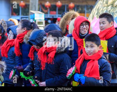 Paris, Frankreich-Februar 25,2018: Umweltporträt einer Gruppe chinesischer Kinder während der chinesischen Neujahrsparade 2018 in Paris. Stockfoto