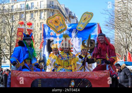 Paris, Frankreich – Februar 25,2018: Gruppe traditioneller Figuren auf einem Festwagen während der 2018 stattfindenden Parade zum chinesischen Neujahr in Paris. Stockfoto