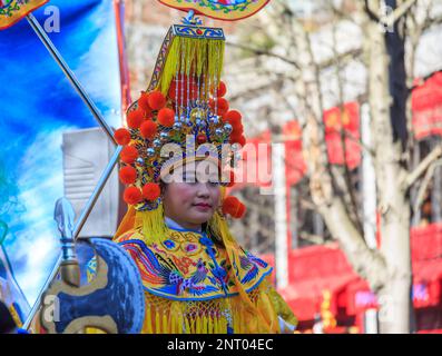 Paris, Frankreich-Februar 25,2018: Umweltporträt einer Frau, verkleidet als traditionelle Figur auf einem Festwagen während des chinesischen Neujahrs 2018 Stockfoto