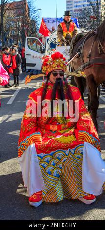 Paris, Frankreich-Februar 25,2018: Umweltporträt eines Mannes, der sich als traditionelle Figur auf einem Festwagen während des Paraden zum chinesischen Neujahr 2018 verkleidet hat Stockfoto