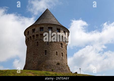 Tour Tanguy, Bastille de Quilbignon oder Tour de la Motte Tanguy ist ein mittelalterlicher Turm auf einer felsigen motte neben dem Penfeld in Brest, Frankreich. Pro Stockfoto