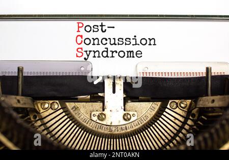 PCS-Postconcussion-Syndrom-Symbol. Konzeptbegriffe PC post-concussion syndrome getippt auf Retro-Schreibmaschine auf wunderschönem weißem Papierhintergrund. Medizinisch Stockfoto