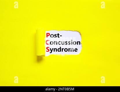 PCS-Postconcussion-Syndrom-Symbol. Konzeptbegriffe PCS-Postconcussion-Syndrom auf Weißbuch auf einem schönen gelben Hintergrund. Medizin und PCS Post- Stockfoto